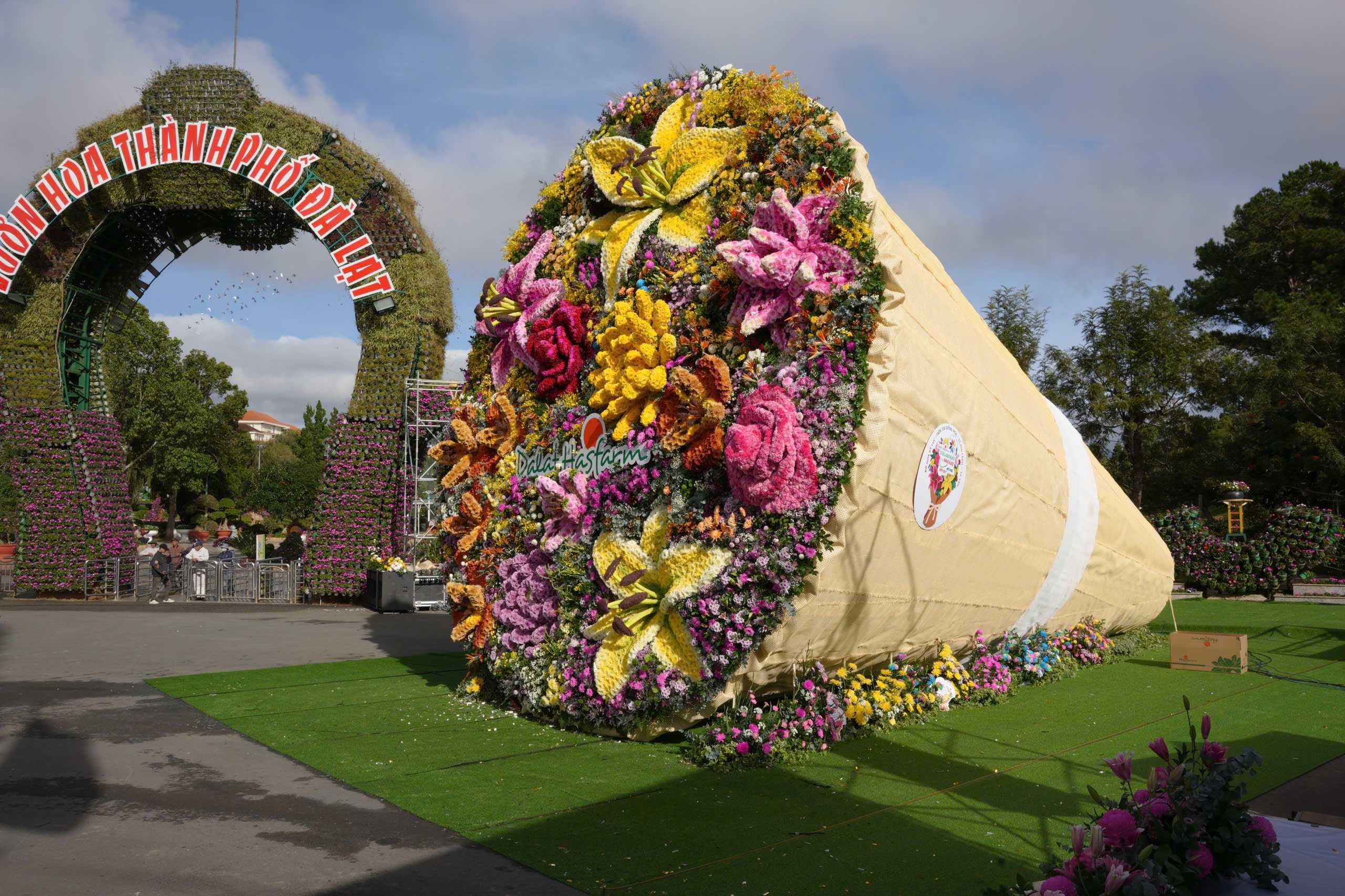 Bó hoa làm từ 108 giống hoa được xác lập kỷ lục Việt Nam tại Đà Lạt