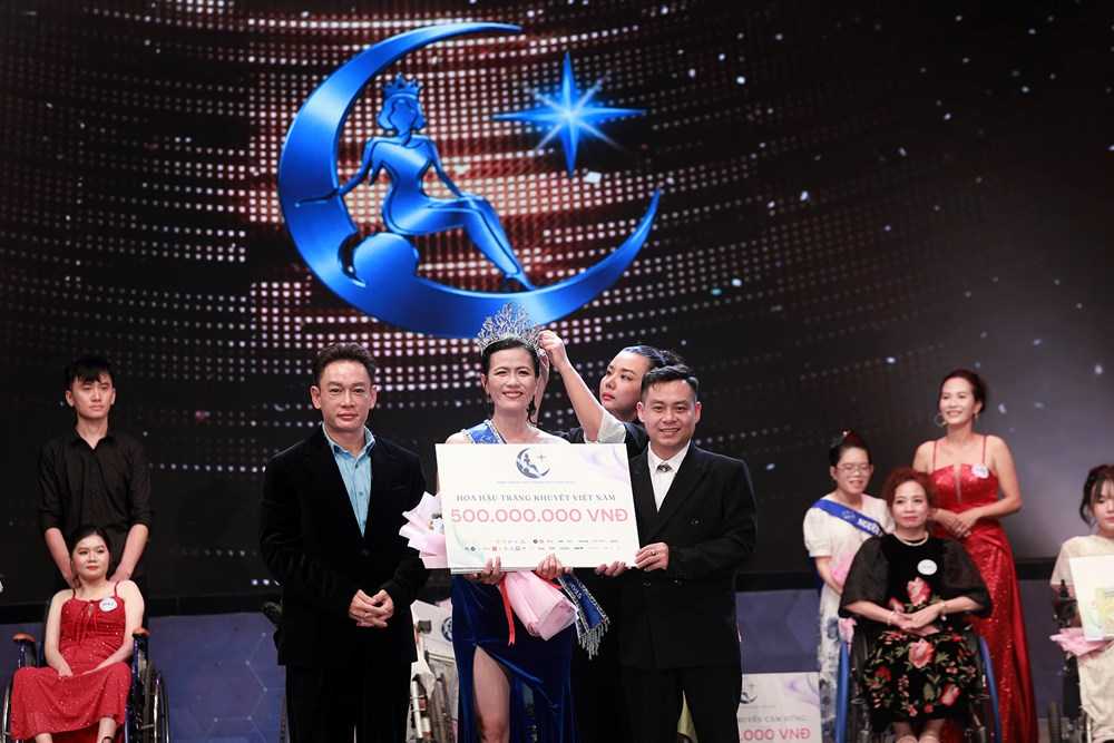 Nguyễn Thị Minh Tâm đăng quang Hoa hậu Trăng khuyết Việt Nam mùa đầu tiên